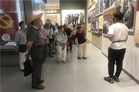 展览馆参观.jpg